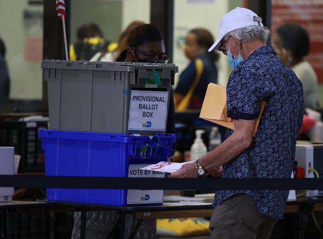 Een kiezer brengt een stem uit "stem per mail" in het stembureau van het Stephen P. Clark Government Center op woensdag in Miami, Florida.  De vroege stemming begon deze week in heel Florida voor de verkiezingen van 8 november.