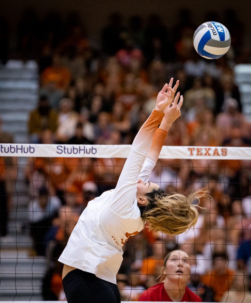 Saige Ka’aha’ainaTorres leads Texas into NCAA volleyball final four