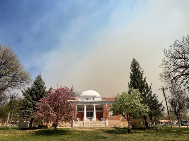 Smoke from the Hermits Peak-Calf Canyon fires billows behind the Las Vegas Carnegie Public Library on April 29, 2022.