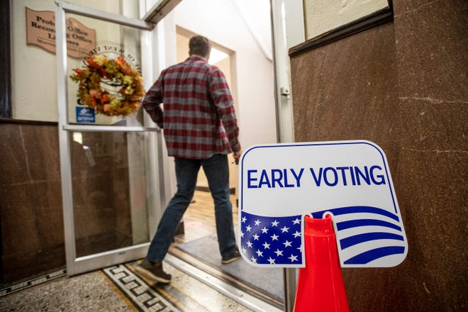 Kiezers, aangezien de vroege stemming woensdag 26 oktober 2022 begint in het Cabell County Courthouse in Huntington, WV (Sholten Singer/The Herald-Dispatch via AP) ORG XMIT: WVHUN307