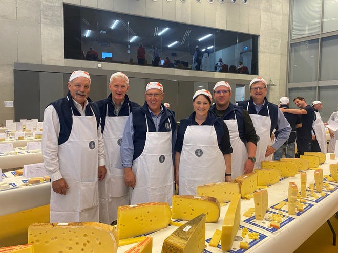 Le fromager du comté de Holmes, Richard Guggisberg, troisième à partir de la gauche, s'est joint à des juges du monde entier pour sélectionner le meilleur fromage suisse lors d'un récent concours en Suisse.