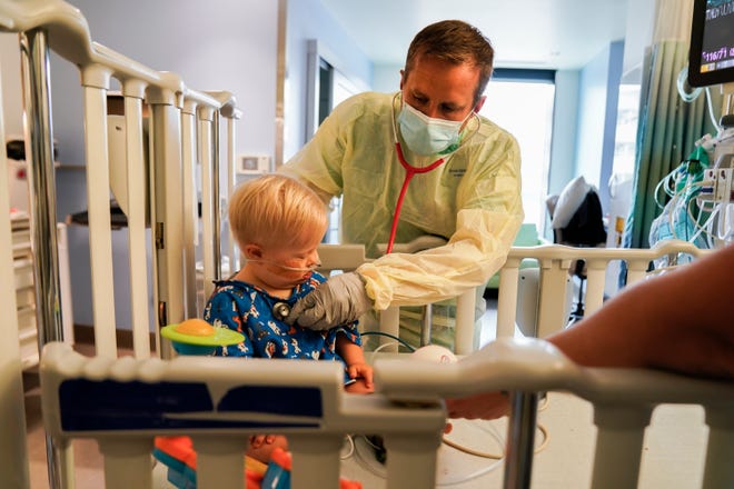Tiến sĩ Cody Tighes, MD, một bác sĩ chăm sóc tích cực nhi khoa, đang đánh giá Rohin Carbery.  Carberry nhập viện trong một PICU với RSV, ngày 7 tháng 10 năm 2021.