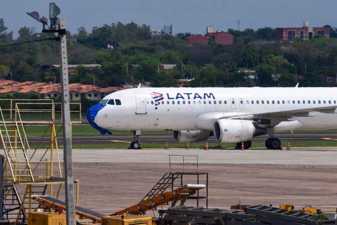 Se muestra un vuelo de Ladam Airlines después de un aterrizaje de emergencia en el Aeropuerto Internacional Silvio Petrossi en Luque, Paraguay, el 27 de octubre de 2022.