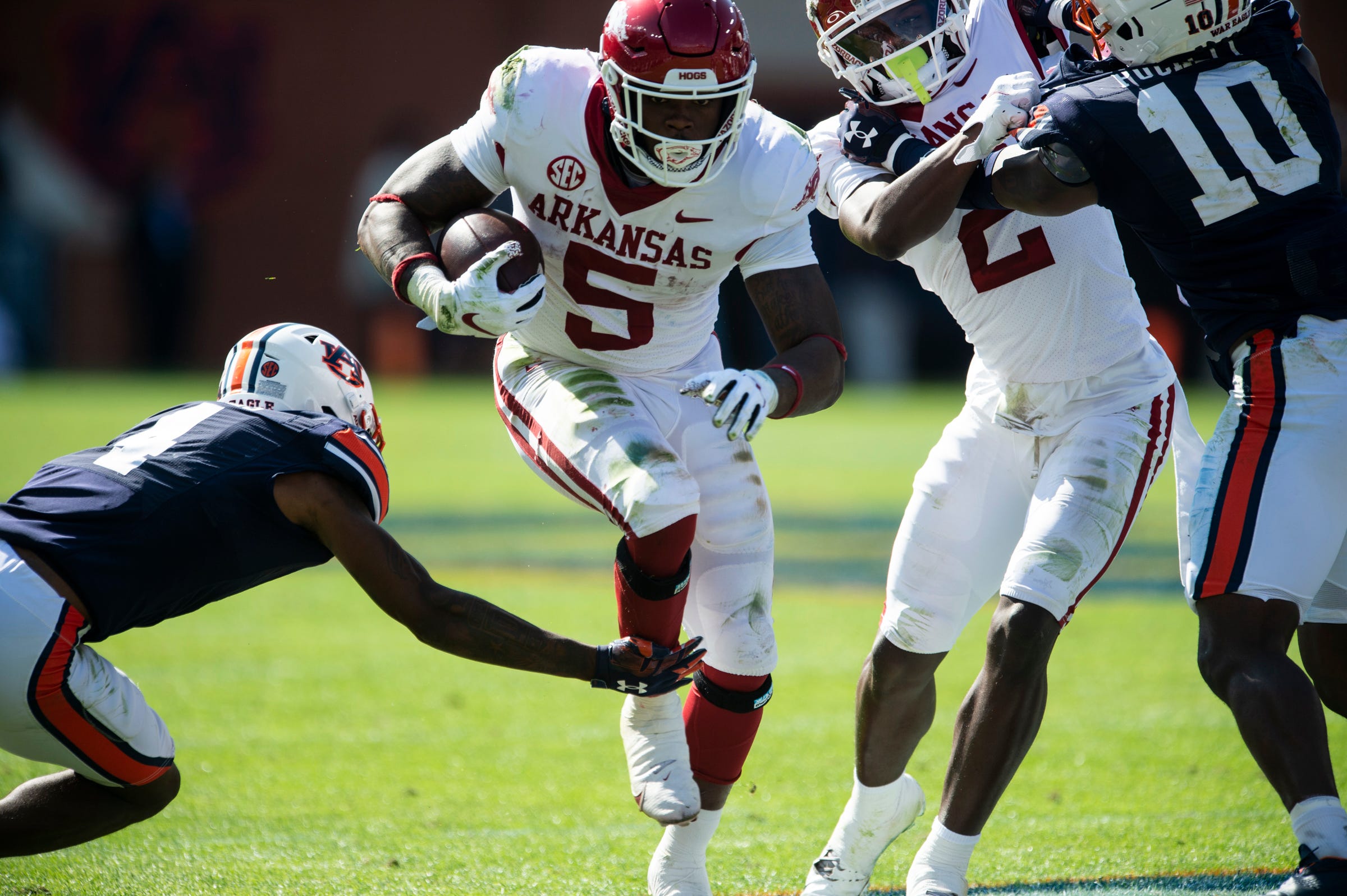 Arkansas football runs over Auburn, ends road losing streak to Tigers