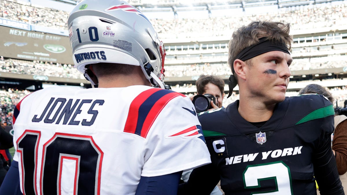 Patriots QB Mac Jones got the better of Jets counterpart Zach Wilson on Sunday ... but not by much.