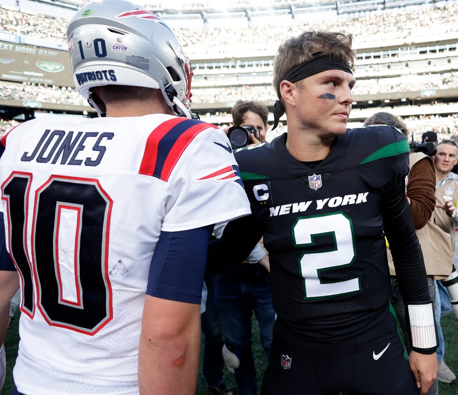 Patriots QB Mac Jones got the better of Jets counterpart Zach Wilson on Sunday ... but not by much.