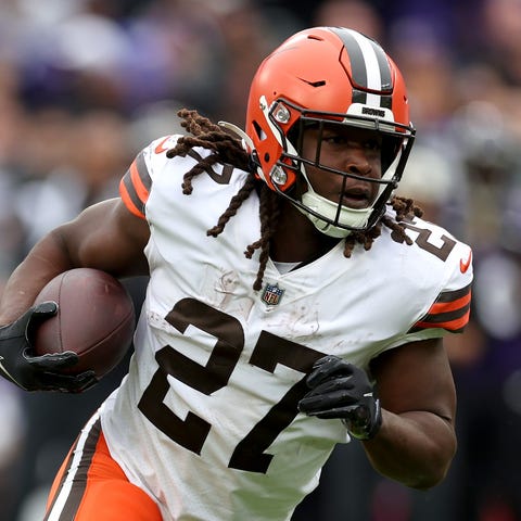 Browns RB Kareem Hunt runs with the ball against t