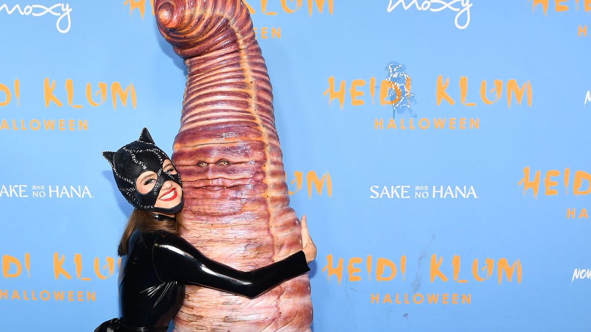 NEW YORK, NEW YORK - OCTOBER 31: Leni Klum and Heidi Klum attends Heidi Klum's 21st Annual Halloween Party presented by Now Screaming x Prime Video and Baileys Irish Cream Liqueur at Sake No Hana at Moxy Lower East Side on October 31, 2022 in New York City. (Photo by Noam Galai/Getty Images for Heidi Klum)