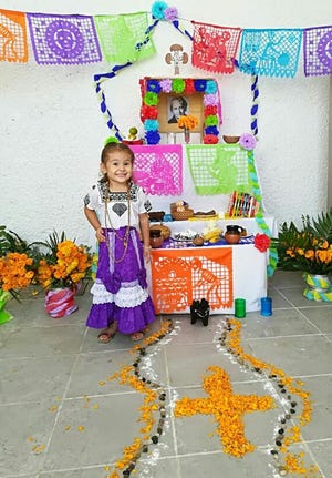 De dochter van Carli Pierson kleedde zich in traditionele folkloristische kleding uit de Mexicaanse staat Campeche voor de viering van de Dag van de Doden van haar school in 2018.  De afbeelding op het altaar is van Maria Montessori.