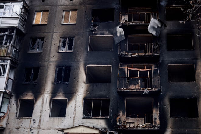 Een woongebouw brandde op 31 oktober 2022 af in Bakhmut, in de regio Donetsk in het oosten van Oekraïne.