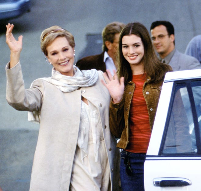 Koningin Clarisse (Julie Andrews, links) en haar kleindochter Mia (Anne Hathaway) begroeten de inwoners van San Francisco. "Het dagboek van de prinses."