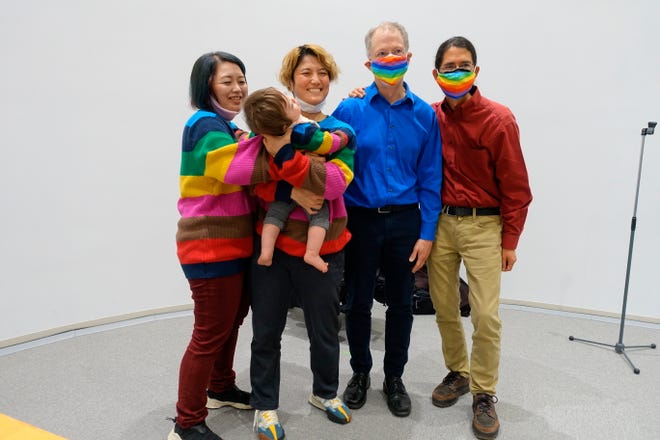 Couples de même sexe de gauche à droite ;  les partenaires Satoko Nagamura et Mamiko Moda et leur fils Ittan, ainsi que John Lewis et Stuart Gaffney posent pour des photos après la conférence de presse marquant le premier jour de la reconnaissance des partenariats par Tokyo, le mardi 1er novembre 2022, à Tokyo, au Japon.