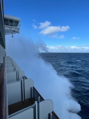 Holland America's schip Rotterdam navigeerde tijdens de reis soms door ruwe golven.