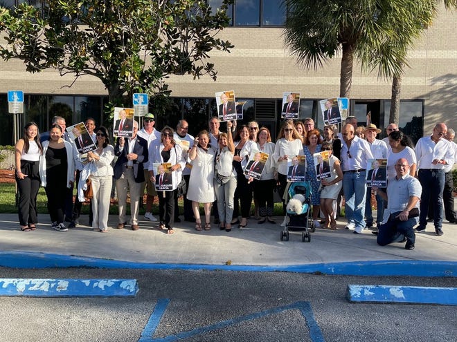 Los defensores de nombrar la escuela secundaria más nueva del condado de Palm Beach en honor al Dr.  Joaquín García se reunió frente a la oficina del distrito escolar el 2 de noviembre de 2022. La junta escolar votó por unanimidad para nombrar la escuela en honor al difunto médico y empresario.