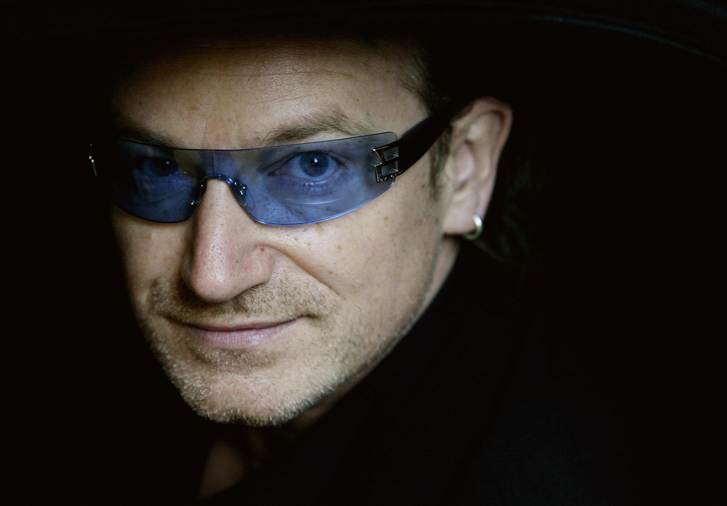 Боно отзывы. Bono u2 очки. Bono rep. Боно вокалист из u2 в молодости фото.