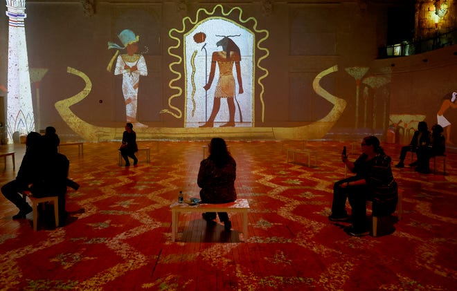 معاينة إعلامية لمعرض King Tut Immersive في Lighthouse ArtSpace Detroit ، 311 E. Grand River Ave. ، 4 نوفمبر 2022. كان الافتتاح للجمهور بعد ظهر يوم الجمعة ويستمر حتى نهاية العام. يتم بث العرض الذي تبلغ مدته 35 دقيقة على 47 جهاز عرض بدقة 4K ويأخذ الناس في رحلة الملك توت.