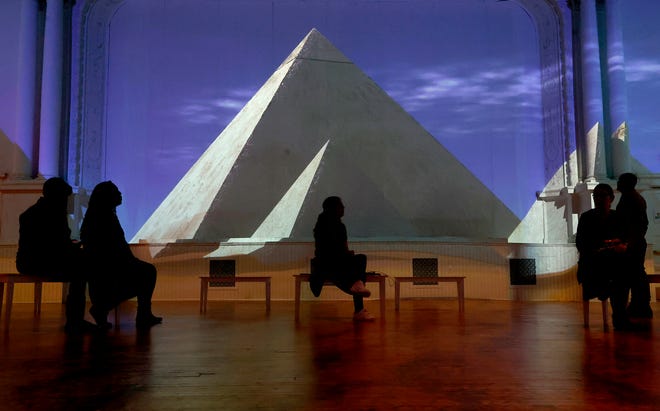 معاينة إعلامية لمعرض King Tut Immersive في Lighthouse ArtSpace Detroit في 311 E. Grand River في 4 نوفمبر 2022. كان الافتتاح للجمهور المدفوع بعد ظهر يوم الجمعة ويستمر حتى نهاية العام. يتم بث العرض الذي تبلغ مدته 35 دقيقة على سبعة وأربعين جهاز عرض بدقة 4K ويأخذ الناس في رحلة الملك توت.