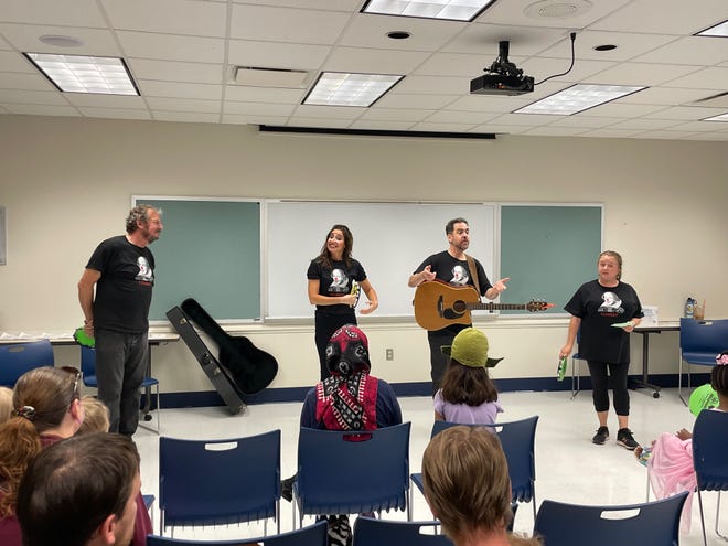 Ο Νότιος Σαίξπηρ παίρνει την εργασία του στην τάξη.