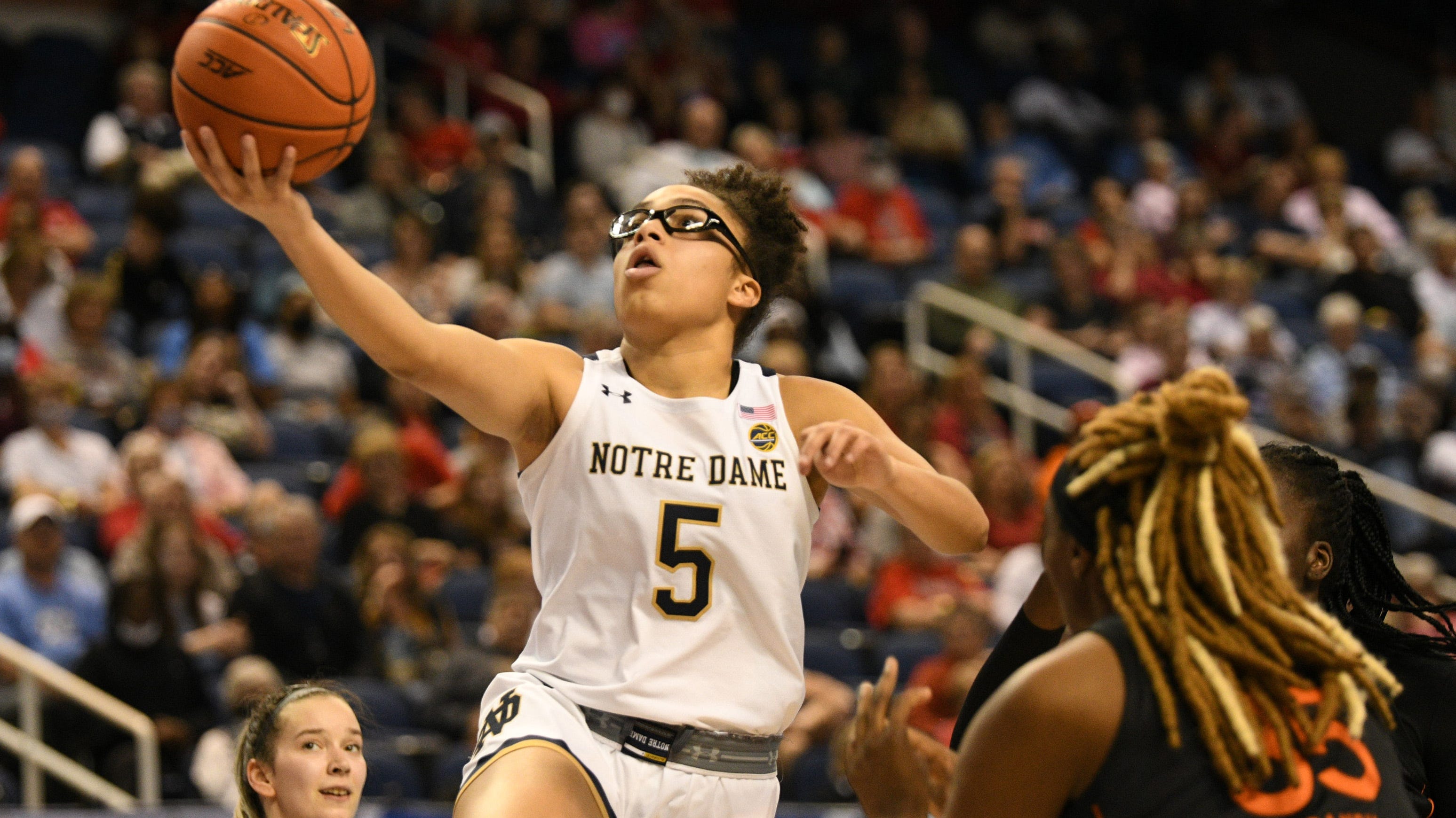 Smerig voor de hand liggend duizend Why Olivia Miles is Notre Dame's next big star, goggles and all