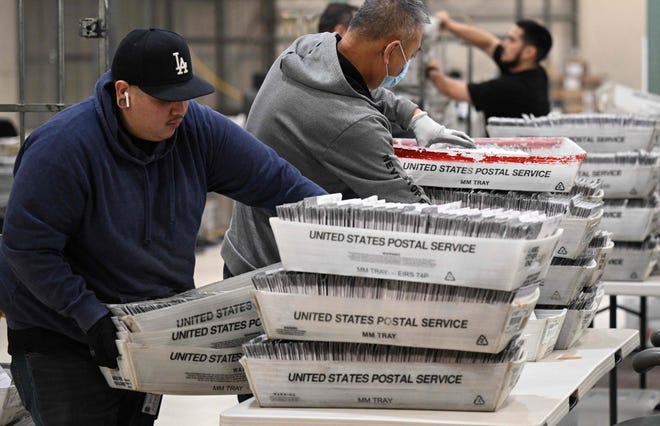 Verkiezingswerkers bereiden stembiljetten voor voor de tussentijdse verkiezingen van 8 november 2022 en 8 november in het postverwerkingscentrum van het Los Angeles County Registrar's Office in City of Industry, Californië, 4 november 2022.