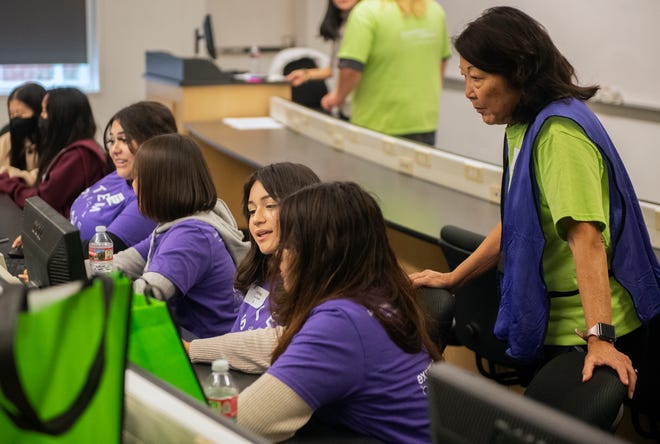 Studenter arbetar med datorer vid den 30:e årliga Expanding Your Horizons-konferensen som fokuserar på STEM-fält för flickor vid University of the Pacific i Stockton på lördag, nov.  5, 2022. Detta är första gången ett personligt evenemang har hållits sedan 2019.