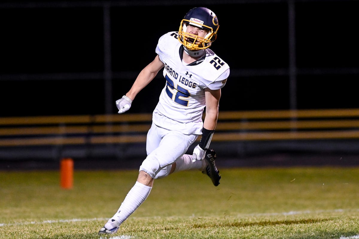 Football roundup: Late stop, touchdown lift Grand Ledge to road win