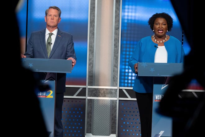 De Georgische Republikeinse gouverneur Brian Kemp, links, en de Democratische uitdager Stacey Abrams staan ​​tegenover elkaar in een televisiedebat in Atlanta, 30 oktober.