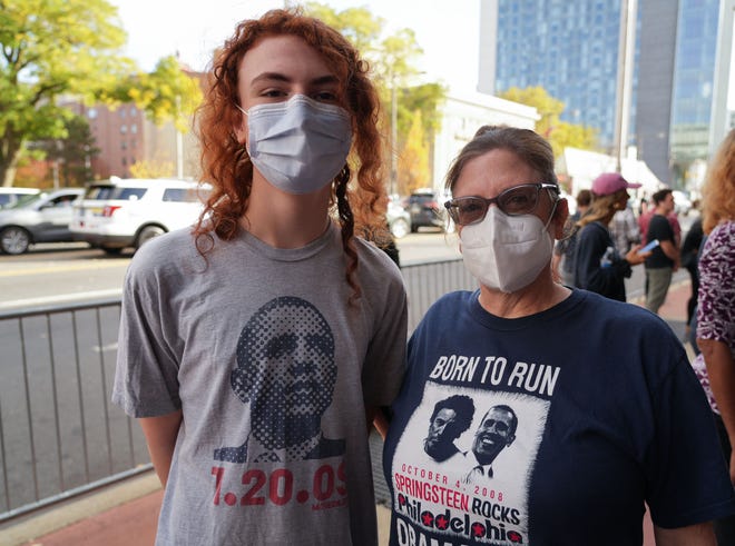 Eden Stolar (16) en Shannon Mahler droegen zaterdag Obama-shirts tijdens een bijeenkomst in Philadelphia.  De Democratische Senaatskandidaat John Fetterman voerde campagne samen met president Joe Biden, voormalig president Barack Obama en de Democratische gouverneurskandidaat van Pennsylvania, Josh Shapiro.  Megan Smith-VS VANDAAG