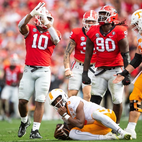 Georgia linebacker Jamon Dumas-Johnson (10) and de