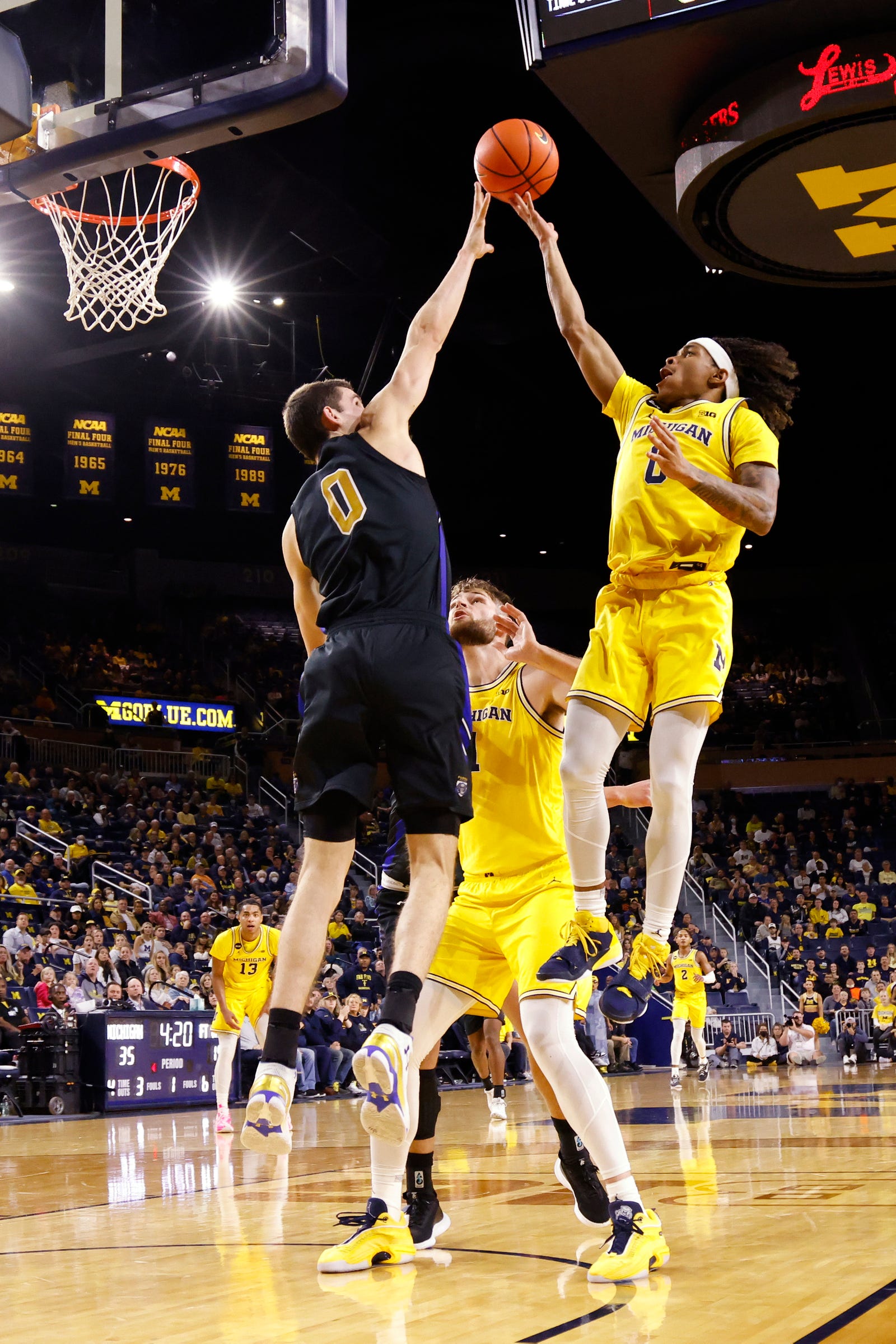 Michigan Basketball Recruiting George Washington III Papa Kante Sign Michigan Basketball Recruiting George Washington III Papa Kante Sign