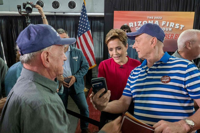 Kari Lake, de Republikeinse gouverneurskandidaat uit Arizona, poseert met supporters tijdens een bijeenkomst in de Dream City Church in Phoenix, Arizona, 7 november 2022, voorafgaand aan de tussentijdse verkiezingen in de VS.