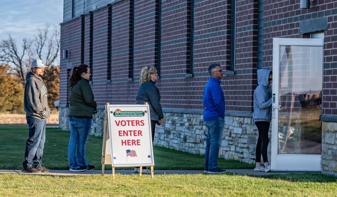 oc Voters wait in line Nov. 8, 2022, at the Western Lakes Fire Department in Oconomowoc, Wis.