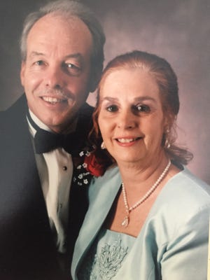Dan Stull et sa femme Claudia.  Ils ont été mariés 46 ans.  Elle a servi à Epworth United Methodist Preschool and Daycare pendant des décennies.  Dan se souvient que lorsqu'un enseignant était frustré par le comportement d'un élève, il envoyait l'élève à Claudia.  