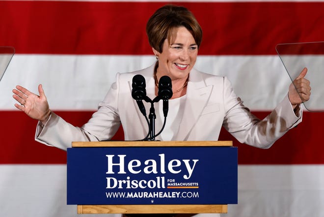 De verkozen gouverneur van Massachusetts, Maura Healey, spreekt dinsdag 8 november 2022 op een democratisch verkiezingsfeest in Boston.