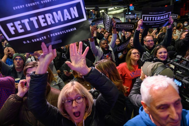 Supporters juichen tijdens een verkiezingsavond voor de Democratische Senaatskandidaat John Fetterman op 9 november 2022 in Pittsburgh.  Fetterman versloeg de Republikeinse Senaatskandidaat Dr. Mehmet Oz.