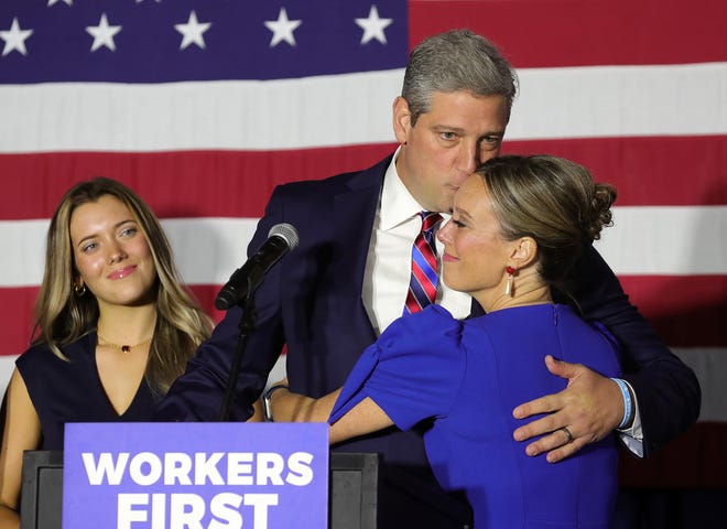 Democratische senaatskandidaat Tim Ryan omhelst zijn vrouw Andrea nadat hij de race voor de Republikeinse JD Vance, Mr.  Anthony's Banquet Center tijdens een verkiezingsavondvergadering dinsdag 8 november 2022 in Boardman, Ohio.