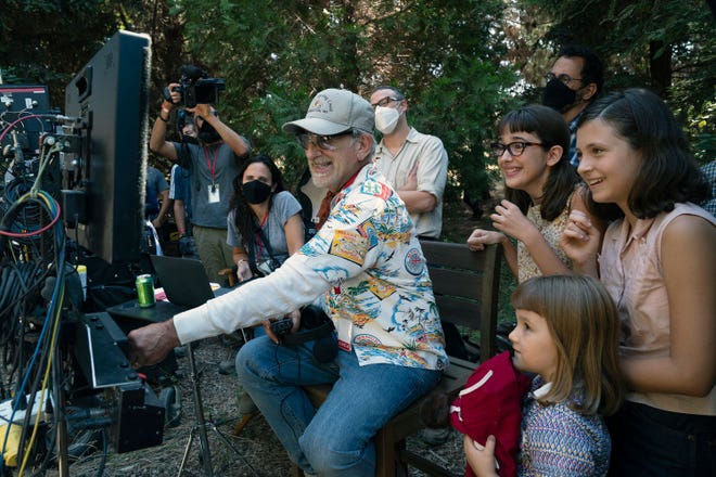 Steven Spielberg di lokasi syuting "Keluarga Fabelman."