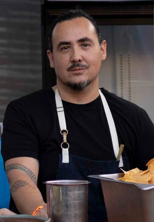 Rico Torres, fundador de Mixtly en San Antonio, Food and Wine Best New Chef 2018 y James Beard Best Chef Semi-Finalist 2019 and Best Restaurant 2022, regresa a El Paso para una comida familiar para recaudar fondos.