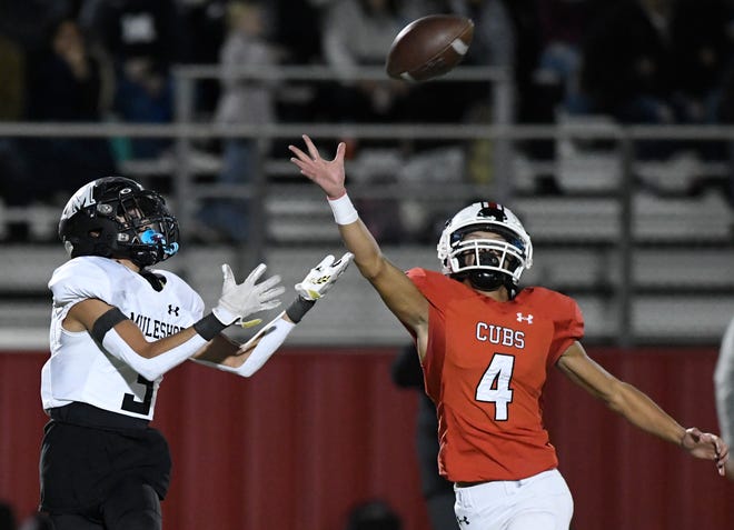 Muleshoe's Eliasar Cisneros, left, attempts to catch a pass intended for Brownfield's Logan Shrimpton, Thursday, Nov. 10, 2022, at Lobos Stadium in Levelland. 