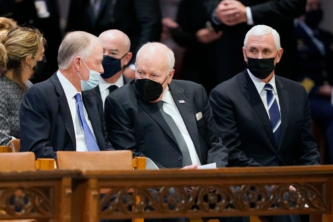 Van links naar rechts: voormalig vicepresident Dan Quayle, Dick Cheney en Mike Pence wonen de begrafenis bij van voormalig senator Bob Dole uit Kansas in de Washington National Cathedral op 10 december 2021.