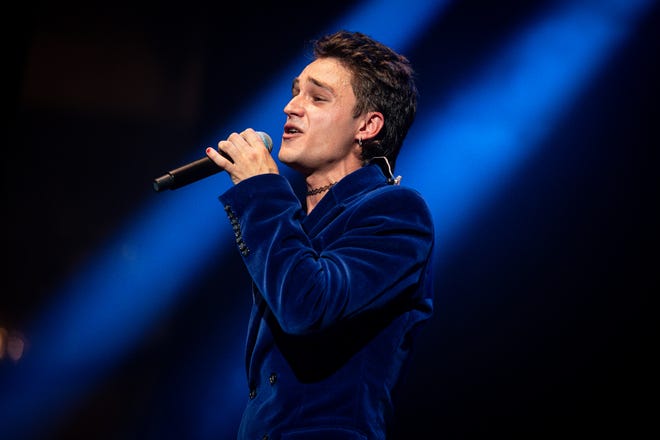 Paul Grinch se presenta en el escenario durante la sesión Acoustic Madrid de los Latin Grammys 2022 el 26 de octubre de 2022.