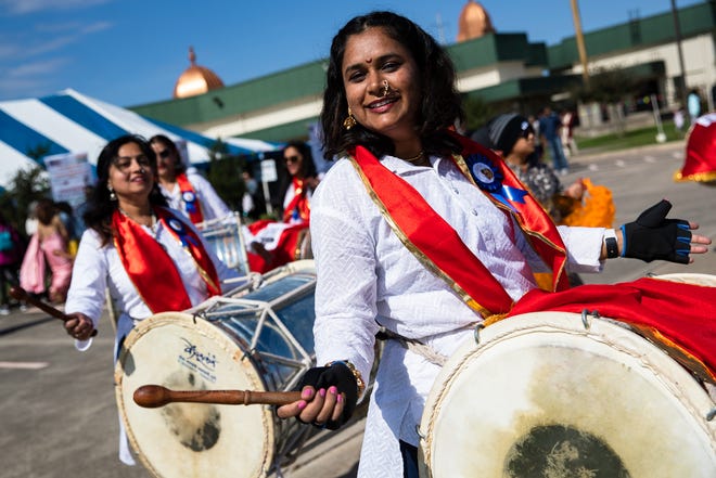 Les membres du groupe de performance Garjana Dhol Tasha, basé à San Antonio, jouent de la batterie et dansent au Festival of India au temple Sri Venkateswara à Corpus Christi, Texas, le samedi 12 novembre 2022.