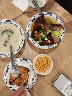 圣马修斯谢尔比维尔路 4302 号 Oriental House 的许多菜肴。