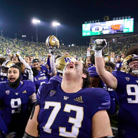 The Washington Huskies celebrate after defeating t