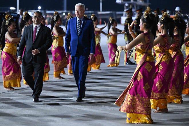 President Joe Biden stapt uit bij Air Force One bij aankomst op Ngurah Rai International Airport in Denpasar op het Indonesische eiland Bali, 13 november 2022, op weg naar de G-20-top.