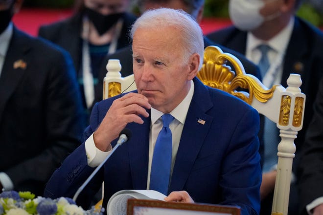 El presidente de los EE. UU., Joe Biden, escucha un discurso del primer ministro de Camboya, Hun Sen, durante la cumbre ASEAN-EE. UU. en Phnom Penh, Camboya, el sábado 12 de noviembre de 2022.
