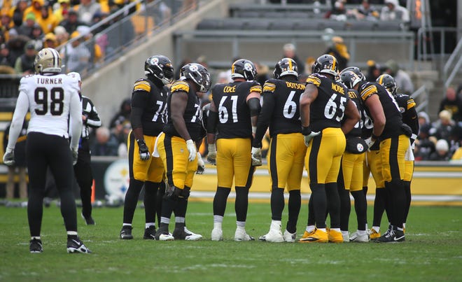 New Orleans Saints Payton Turner (98) watches as the Pittsburgh Steelers talk in their huddle during the first half at Acrisure Stadium in Pittsburgh, PA on November 13, 2022.