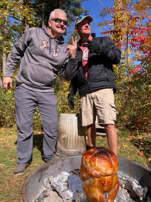 Todd (solda) ve Billy Jones, geçen ay Pleasant Hill Kamp Alanı'nda her yıl düzenlenen 40. Jones Hindi Kızartma etkinliği için çöplükte pişirilmiş bir hindiyi tanıtırken elde ettikleri sonuçlardan memnun kaldılar.