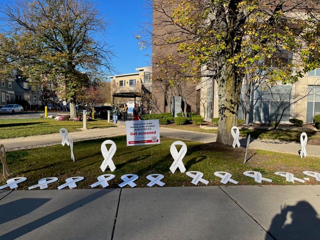 Witte linten worden gezien voor het Cambridge Hospital in Cambridge, Massachusetts. De lintjes zijn bedoeld om mensen bewust te maken van screening op longkanker.