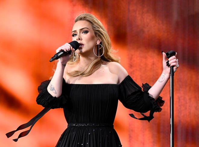 Adele in Hyde Park, Londen in juli.  Het was een van zijn enige shows voordat hij op 18 november 2022 een uitgestelde residentie in Las Vegas lanceerde.